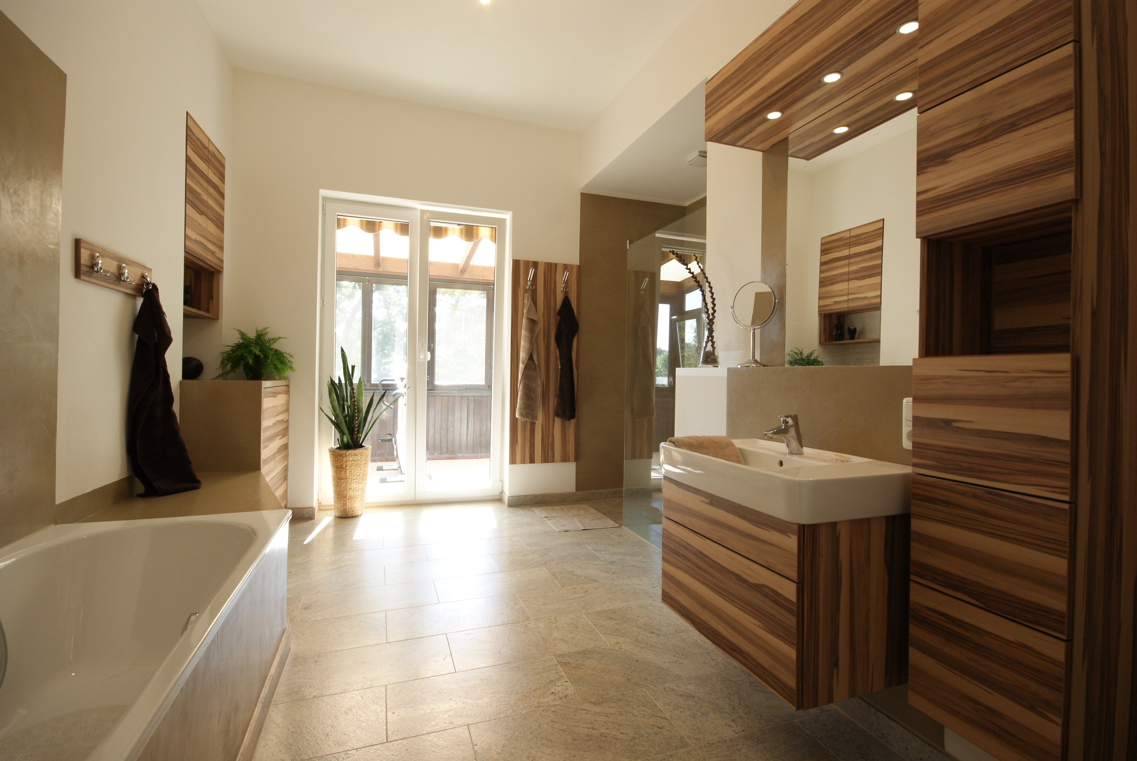 Badezimmermodernisierung mit Naturholz-Möbeln durch Handwerksbetrieb in Ratingen - professionelle Badsanierung aus einer Hand.