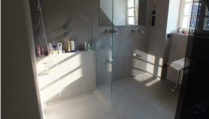 flächendeckender Beton Cire Boden im Badezimmer - Referenzprojekt von Bartko Bauelemente in Ratingen